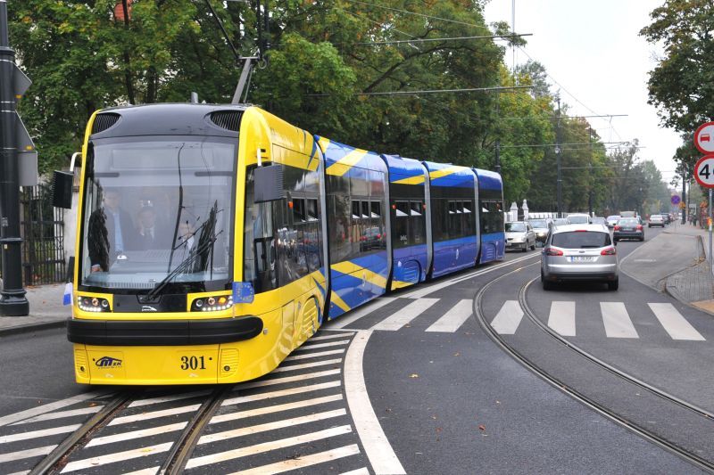 Nowoczesny tramwaj na ulicach Torunia