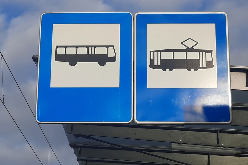 Przystanek autobusowi i tramwajowy