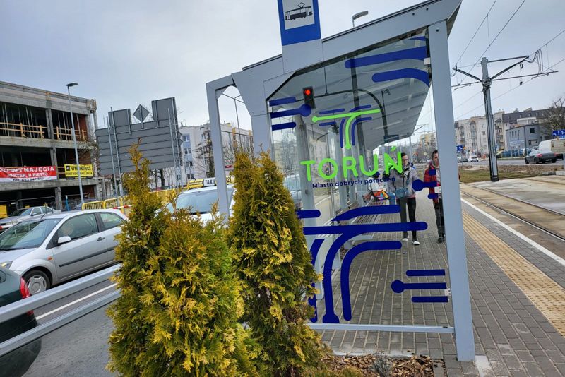 
14 wiat wzdłuż nowej linii tramwajowej zostało oklejonych promocyjnymi grafikami Toruń Miasto D...