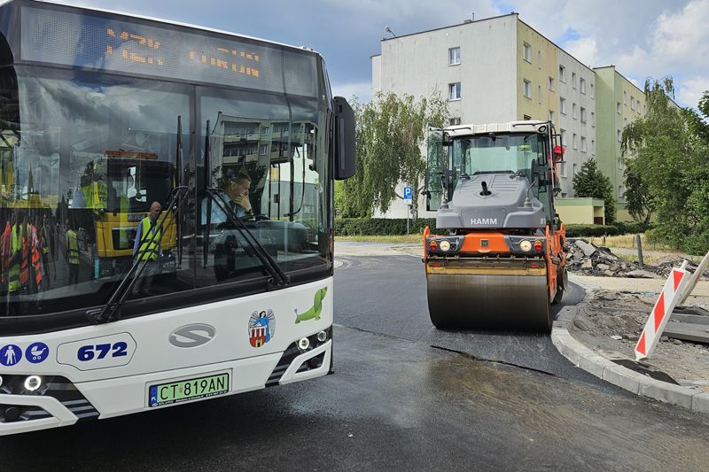 autobus na ulicy