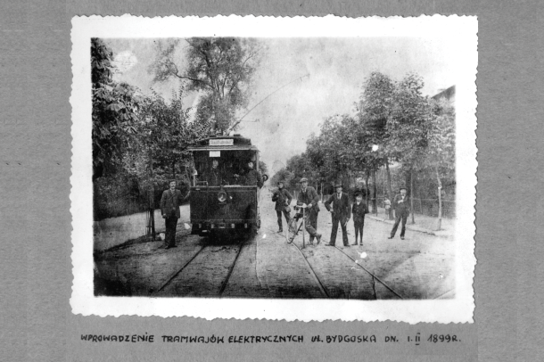 Zdjęcie starego tramwaju z 1899 r.