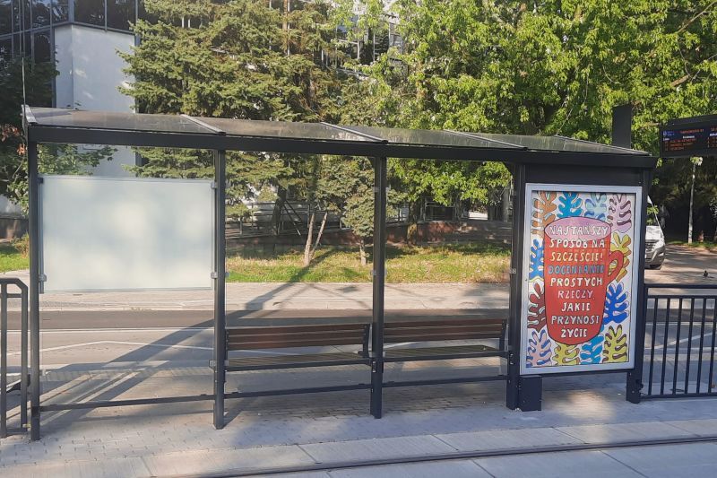 Plakat Galerii Rusz w wiacie przystankowej