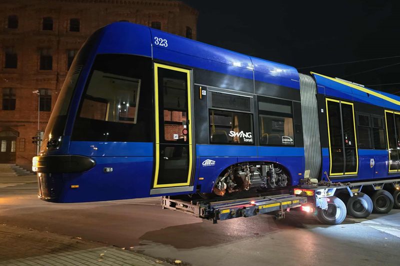 Nowy tramwaj dostarczony w nocy na lawecie