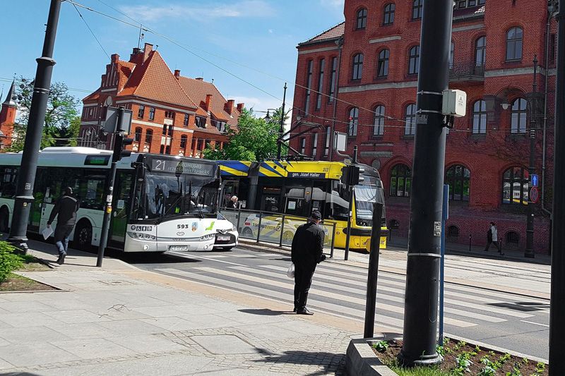 Autobus miejski i tramwaj