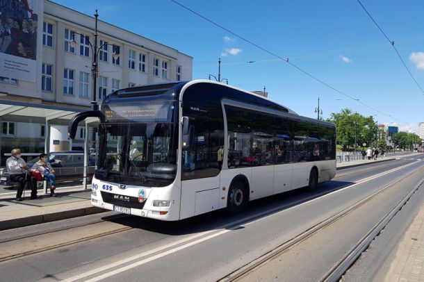 autobus na węźle przesiadkowym