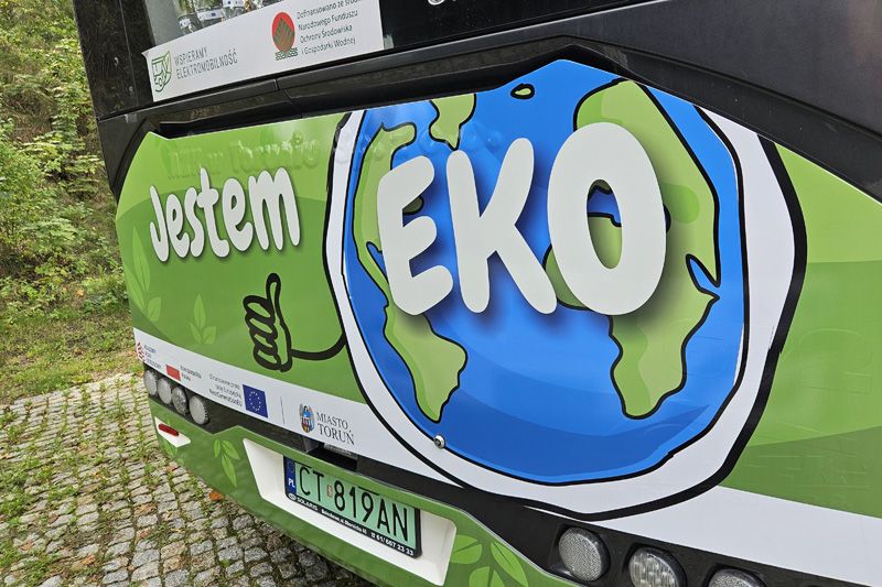 Elektryczny autobus z grafiką EKO